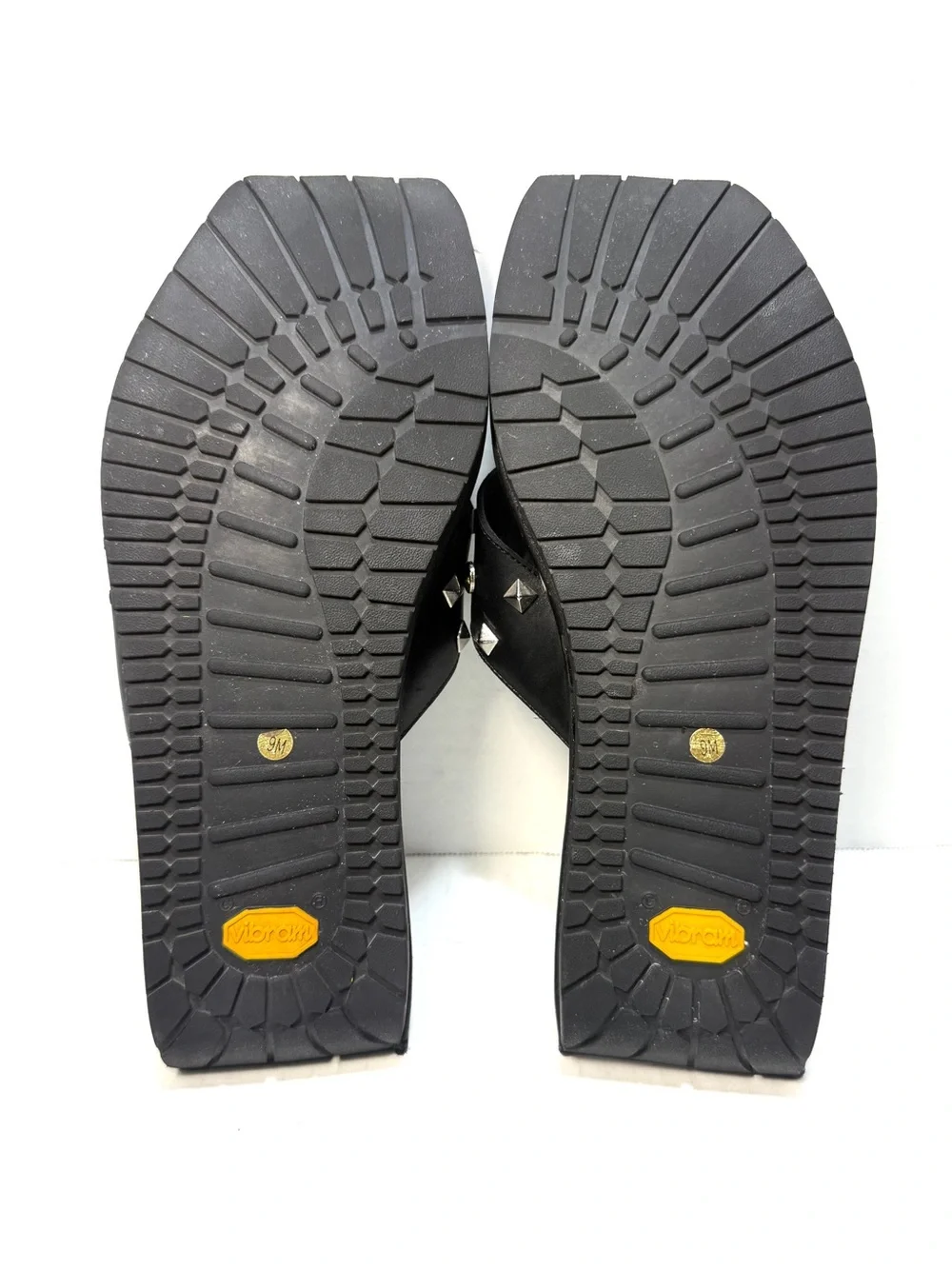 NEW Donald J Pliner Men’s Black Leather Metal Pyramid Studs Thong Sandal Size 9M